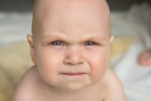 Baby liegt nackt auf einer Decke, Portrait Baby liegt nackt auf einer Decke, Portrait